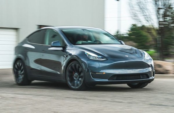 Макар и да се нуждае от освежаване на дизайна, Model Y продължава да е най-продаваният модел на Tesla, и най-вероятно ще стане най-продаваният лек автомобил в света за тази година. Но, както ще видите, не е най-търсеният автомобил на компанията в Америка. 