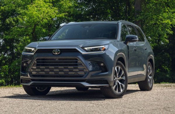 В Америка интересът към кросоувъри с по три реда седалки расте от година на година. Toyota e наясно с това и на автосалона в Чикаго този февруари представи новия Grand Highlander. Уголемена версия на предлагания и в България обикновен Highlander, този модел все още стандартно върви с бензинови двигатели, но има и две хибридни версии. 