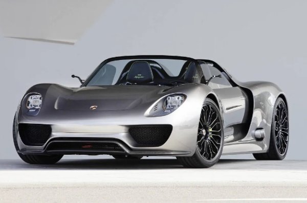 През 2011 година -  911 отново царува сред най-мощните Porsche, достигайки 620 к.с. в своята версия GT2 RS. Но тази корона е носена три години. През 2016 година ида електрификацията и друг модел, ексклузивният 918 Spyder, успява да увеличи мощността си до 887 коня. Да, заради новата plug-in хибридна система .