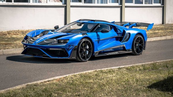 Пълна революция - така може да се нарече доработката на Ford GT от Mansory, която ще се появи в серия от 3 екземпляра. Американската суперкола, минала през ръцете на специалистите, доста се отличава от оригиналния модел по отношение на естетиката. Карбоновият кит за купето разширява следите с 5 см, а предницата е с напълно нов дизайн на капака, различни са фаровете и големите въздухозаборници. Отзад е налично ново карбоново крило и броня с променен дизайн, а изпускателната система се е сдобила с три накрайника.

Новите ковани джанти с диаметър 21 инча са "обути" с гуми Continental Sport Contact 6. Интериорът предлага обновления по отношение на покритията, а интервенцията върху 3,5-литровия туинтурбо V6 е довела до 710 конски сили мощност и 840 Нм въртящ момент (базово 655 к.с. и 745 Нм).