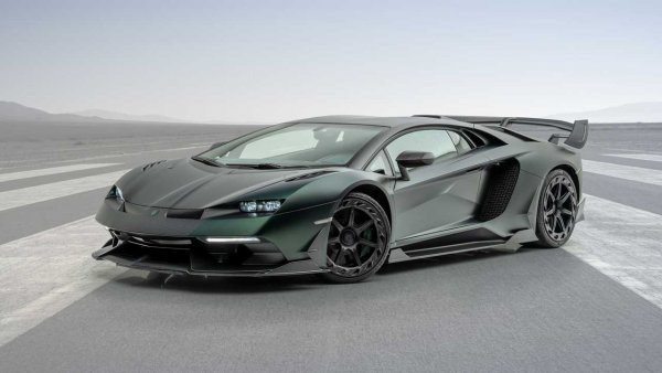 Да вземеш Aventador SVJ, да го модифицираш и да му дадеш име на черен боен бик, който да има значението, което носят Gallardo и Miura изглежда утопия. Не и за Mansory, които за своя 30-годишен юбилей решават да представят Lamborghini Cabrera. Изцяло обновеният модел е базиран на специално зелено карбоново купе с много естетични и аеродинамични иновации, като сплитера, страничните стъпенки, двойния дифузьор и изцяло LED светлини с 4 елемента. Плюс специални 20- и 21-инчови ковани джанти с карбонови аеродинамични "ножове".

В допълнение на естетичните решения, има и механични такива. V12 двигателят с обем 6,5 литра е с увеличена от 770 до 810 к.с. мощност и позволява ускорение от 0 до 100 км/ч за само 2,6 секунди.