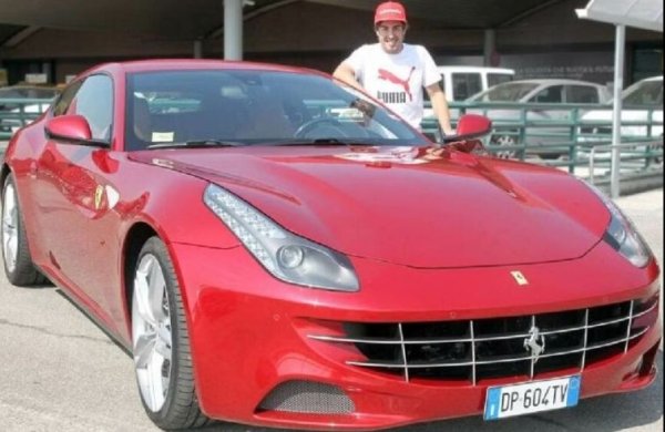 В гаража на Алонсо има три модела на Ferrari. Най-ценното от тях е направено лично за него - Ferrari 599 GTB Fernando Alonso Edition. От този модел са произведени само 40 екземпляра. Бисерът струва 285 000 евро. Други две са La Ferrari и Ferrari California.