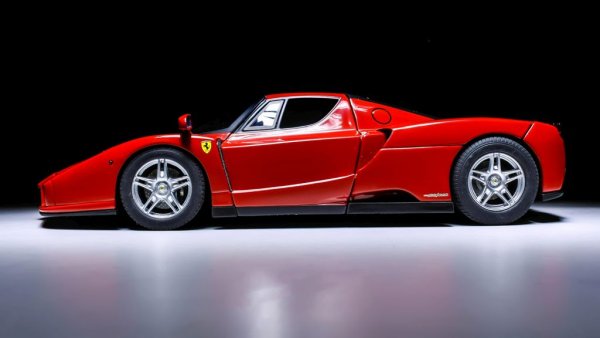 Алонсо има и четвърто Ferrari - не друго, а легендарното Enzo. От спортните величия друг собственик на такъв автомобил е Джон Тери, футболна легенда на Англия и "Челси". Наскоро обаче Алонсо реши да го продаде. &bdquo;Този автомобил означаваше много за мен &ndash; каза пилотът. &ndash; Свърши ми страхотна работа. Надявам се, че следващият му собственик ще се радва на него.&ldquo; Следващ собственик обаче не се намери - на търга изискваната минимална цена не бе постигната. 
