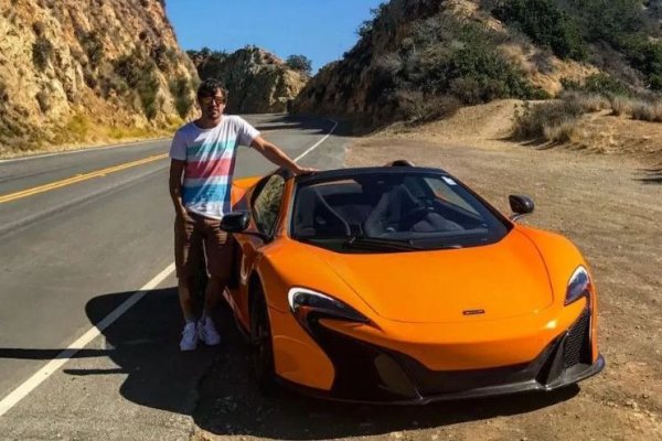 По-нататък в колекцията на шампиона почетно място има McLaren P1. Направен с технологии от Формула 1, този звяр струва също над 1,2 милиона евро.
