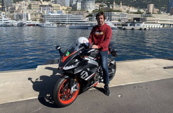 Сред величествения автопарк е и Aprilla RS660. Този мотор Алонсо кара на Гран при на Монако през 2021 година. Всеки ценител трябва да посети музея на шампиона, в който има 300 превозни средства, включително негов болид от Формула 1 и автомобил, с който се е състезавал на &bdquo;24 часа на Льо Ман&ldquo;.

