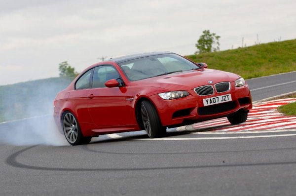 E90 M3 е последният представител на спортната версия с атмосферен мотор &ndash; 4-литров V8 двигател S65 с 420 конски сили.