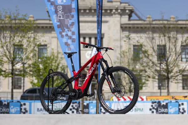 Електрическият мотор Sram Eagle Powertrain с 90 Nm въртящ момент се захранва от 630 Wh батерия, която може да се комбинира с 250 Wh удължител (опция). Водачът, чрез специален панел с бутони, може да избере два режима за подпомагане на педалите. Хидравличното спирачно отделение може да разчита на дискове 220/200 мм.
