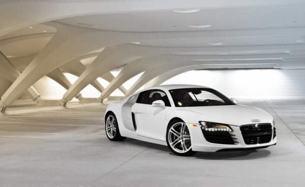 Audi R8 - Най-добрите 10 за 2011 година, според Car and Driver (цена над $80.000)