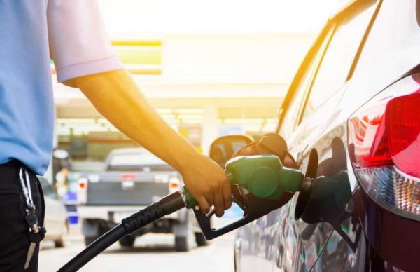 По-хладният въздух означава по-плътно гориво, така че ще получите повече бензин, ако зареждате рано сутринта. Това съвсем не е така, защото температурата на газа всъщност не се променя през целия ден.