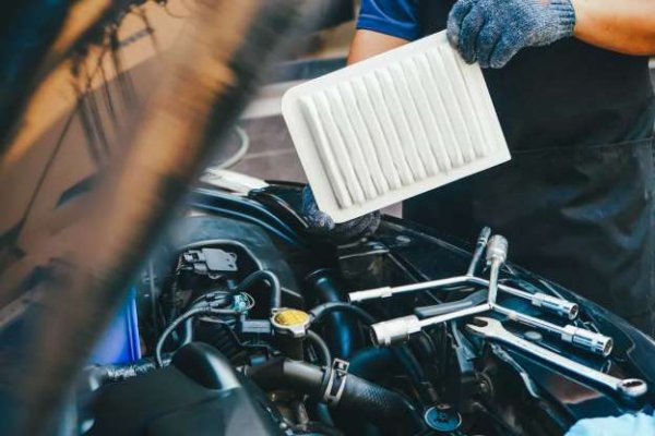 Вашият механик може да ви препоръча да ги смените, когато смените маслото, но всъщност това не е нужно. Проверете предварително ръководството на автомобила си за инструкции, в които да е указано колко често трябва да го правите.