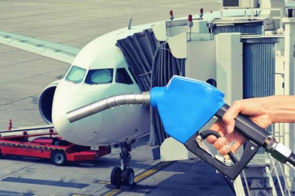 Ако това гориво се използва в самолети и те са бързи, тогава би трябвало, ако го сложите в колата си и тя да стане по-бърза. Само че, не е така. Реактивното гориво се прави за самолети, а не за автомобили. Не бихте заредили дизелов двигател с бензин, нали? Принципът е същият!