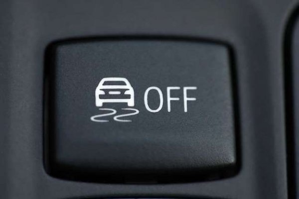 Никакъв контрол на сцеплението, контрол на стабилността, система поддържане на лентата или допълнителни сензори няма да коригират действията на лошия шофьор. Да, тези технология със сигурност помагат, но не замества човека зад волана.