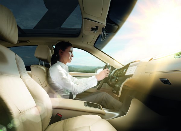 Тази новаторска технология се състои от специален филм с течни кристали и частици боя, който се монтира в стъклата на автомобила. Под влиянието на ток със слаб волтаж кристалите и частичките се преподреждат и затъмняват прозореца. 
