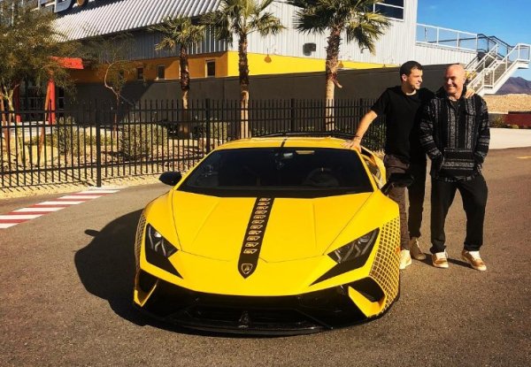 Тенис-звездата явно си пада по колите на Lamborghini, като това се вижда и от снимки с неговия идол Андре Агаси. По време на подготовката си в Калифорния двамата си спретват състезание на писта, като карат еднакви коли на италианската марка - Huracan. Не се съобщава обаче как е завършила надпреварата.

i редом до тенис идола Андре Агаси в Калифорния. 