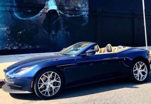 През 2017 година вкусовете на плейбоя вече са променени. Григор вече има доста пари за жилищe в Монте Карло - данъчният рай, любим на всички тенис звезди. Димитров обаче прекарва доста време в Америка, където се вози на на син Aston Martin DB11. 
