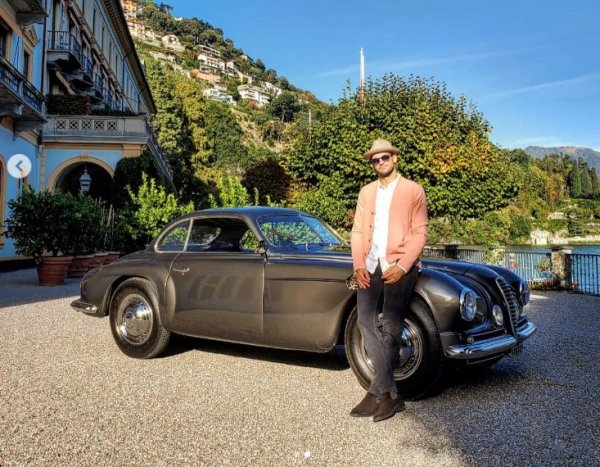 Димитров е много активен в социалните мрежи, като често публикува снимки от различни места по света. На една от тях той позира в италиански замък, като се е облегнал на уникална Alfa Romeo. 