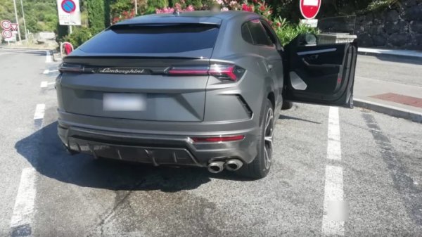 През 2020 година френската полиция спира общо девет баровци, фучащи с луксозни коли на магистралата Ница – Монте Карло. Повечето са тенис-звезди, жители на Княжеството. Руските медии вадят данни кои са две от тях – сънародника им  Даниил Медведев и българина Григор Димитров. 

Богатите спортисти си правя гонки край морето. От снимките става ясно, че хасковлията кара  Lamborghini Urus Venatus. По това време минава за най-бързият джип в света с ускорение от 3,6 секунди до стотака и максимална скорост от 306 км/ч! Медведев е зад волана на BMW M4. Двамата фучат с около 50 над ограничението, за което глобата е 750 евро плюс 6 месеца без книжка.