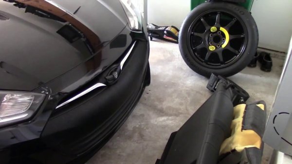 Колкото повече маса трябва да се премести, толкова повече енергия трябва да се изразходва. Това важи както за хората, така и за автомобилите. Така че отворете багажника и изчистете всичко, което не ви е необходимо веднага. Правилото за две седмици може да помогне: Всичко, което не е било използвано през последните две седмици, трябва да бъде премаханато. Вериги за сняг, резервни кутии, празни каси от напитки &ndash; махнете ги, те ни ви трябват.

Аптечката обаче трябва да остане, резервната гума и комплектът инструменти, които използвате също. Ако смятате, че можете да се справите с ремонт на спукана гума, можете да се оборудвате с комплект и така да премахнете няколко излишни килограма.