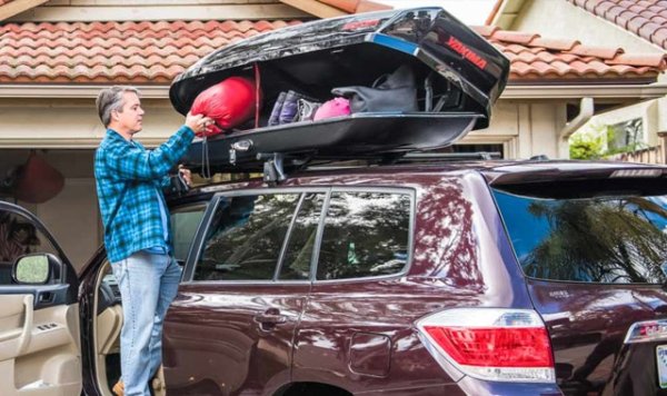 Всъщност, трябва да се разбира от само себе си, че не бива да носите кутията за багаж на покрива през цялата година, а само, когато тя наистива ви е нужна. Същото важи и за неизползвани багажници за велосипеди, които също се поставят на покрива. Това е така, защото такива покривни конструкции значително увеличават въздушното съпротивление на превозното средство. 