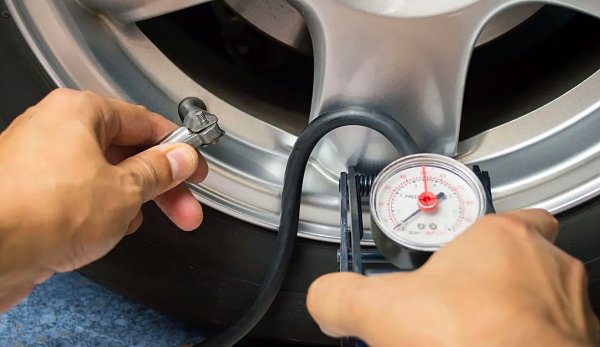 Дори и по-малко очевидните мерки помагат за пестене на гориво, като например повишаване на налягането в гумите до максималната стойност, посочена от производителя на автомобила. Въпреки че това се забелязва от леки загуби в комфорта на шофиране, това осигурява по-малко съпротивление при движение, което може да доведе до спестявания от една до две десети от литъра на 100 километра. 

Поставянето на енергоспестяващи гуми носи допълнителни спестявания. Особено когато предстои смяна на износената гума, те си струва да се обмислят. Изчислени през годината, такива гуми, оптимизирани за съпротивление при търкаляне, могат да спестят няколко литра гориво. 