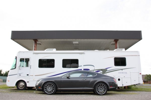 Скоростната кутия е шест степенен автомат. Максималният въртящ момент е 750 Nm (със 100 повече от стандартния GT). 