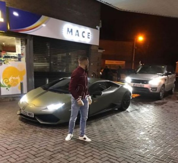 Сиво-зеленото Lamborghini Huracan Avio е една от машините, с които боецът се гордее особено. Купето с 610 к.с. под капака е едно от специалната серия от 250 машини, посветени на авиацията. Рядката суперкола получава в рамките на партньорство с местен дилър.