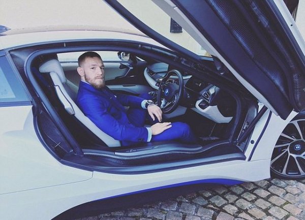 Конър признава, че направо е влюбен в хибридното си BMW i8 с електромор и 1,5-литров бензинов турбодвигател с 3 цилиндъра. Любопитното е, че на публикуваните снимки се виждат няколко автомобила от този модел. Макгрегър позира до бяло или тъмно-сиво купе, което подклажда слуховете, че колите са взети под наем, а не са на спортиста.