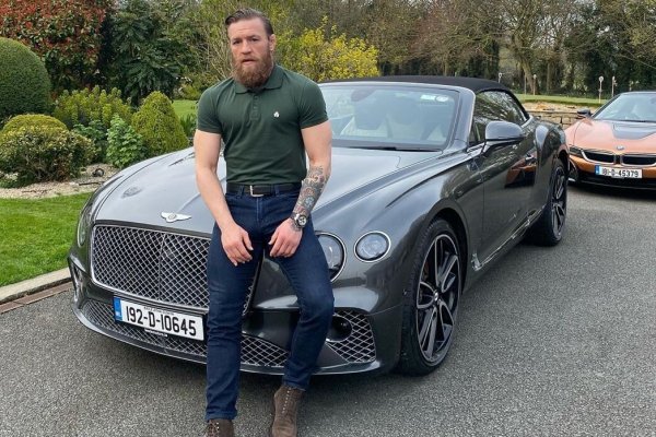 Ирландецът явно си пада не само по спортните, но и по луксозните автомобили. Такъв е шикозният тъмно-сив кабриолет Bentley Continental GT с черен свалящ се покрив. Можем само да гадаем, дали и тази кола е взета под наем или е собственост на бившия светове шампион.