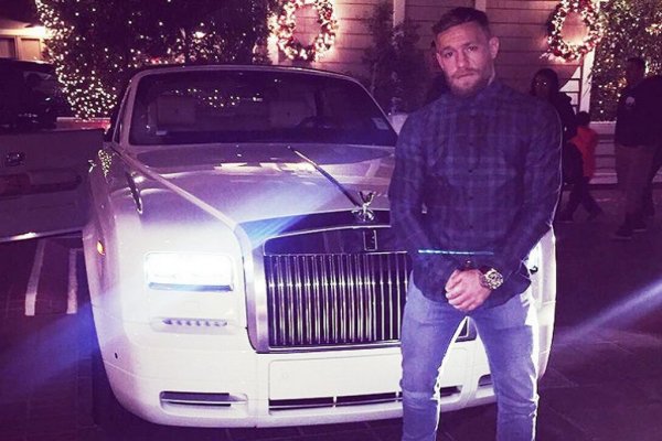 Кабриолетите явно са слабост на Макгрегър, като доказателство за това е този Rolls-Royce Dawn. Моделът с две врати разчита на 6,6-литров V12 с 571 к.с., като ускорява от 0 до 100 км/ч за 5 секунди. Тази кола си е на спортиста, като е правена по поръчка, а Конър е трябвало да изчака 6 месеца, преди да я получи.