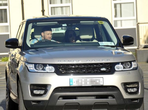 Като повечето знаменитости и Макгрегър има в гаража си луксозен Range Rover, при това не е един, а три - сив, черен или в бордо. Любопитното е, че и трите машини са оборудвани с 3,0-литров V6 двигател, като струват по 90 000 долара.