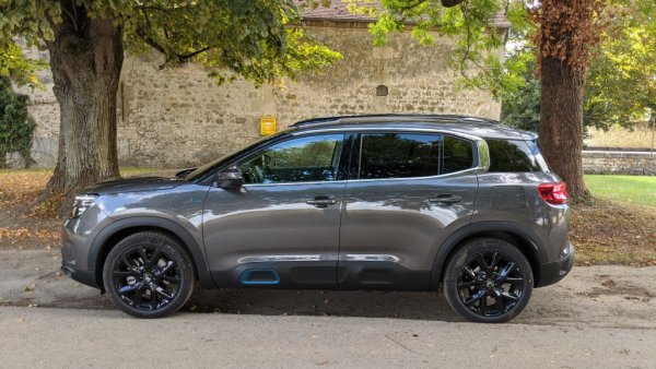 Почти 31% спад на годишна база - разбираемо с оглед двете пълни блокади, които Макрон наложи на основния пазар на марката. Пазарният дял е паднал с три десети до 4.3%. 
