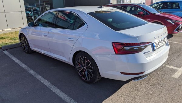 Доста умерените 17% спад на годишна база за чешкия бранд, чийто пазарен дял е скочил с шест десети до рекордните 5.7%. През октомври продажбите на Skoda са само с 2% под тези миналата година. 
