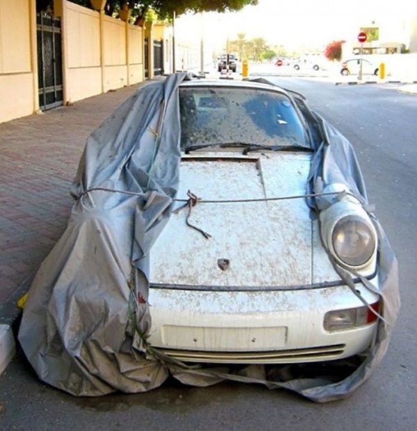 Изоставени по улиците на Дубай автомобили 