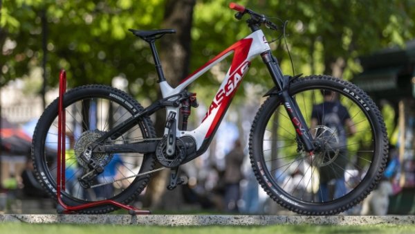 Испанската компания GasGas участва в BikeUP с няколко e-mtb с пълно окачване като MXC 6, наличен на цена от 9999 евро. Карбонова  рамка със задни триъгълници със специфичен размер позволява оптимално шофиране. Прогресивната геометрия осигуряват забавно и предвидимо каране. 

Шасито разполага с DVO, задвижвано от WP окачване с ход 160 мм, докато въздушният амортисьор DVO Topaz AIR CV е с размери 205x60 мм. Джантите, оборудвани с решението Mullet, са оборудвани с гуми Maxxis.