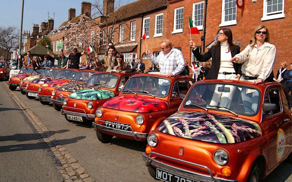 Двуцилиндровият мотор с въздушно охлаждане, използван при Fiat Nuova 500 се смятал за шумен и немощен още при лансирането на колата през 1957 г. Въпреки това, той се счита за велик двигател, тъй като спомага 500 да е много евтин за покупка и поддръжка, като е достъпен за почти все работещ италианец в годините след Втората световна война.

500 е може би най-значимата кола, която Италия е произвеждала и двигателят й е неизменна част от тази значимост.