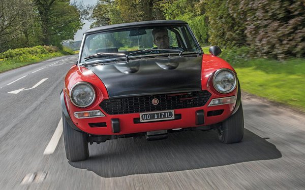 Несвързан със споменатия в началото на статията Alfa Romeo Twin Cam, Fiat Twin Cam е създаден от знаменития Аурелио Лампреди. Моторът за първи път се използва при Fiat 124 и деривати като Abarth Rally (на снимката). По-късно двигателят се поставя в множество модели на Fiat, Alfa, FSO и Lancia.

През 80-те години Fiat Twin Cam дори е базов двигател за далеч не италианския Morgan Plus 4.