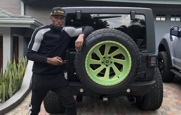 Юсейн&nbsp;Болт не е от спортистите, които демонстрират благосъстояние, макар и да е заможен човек. Важи и за автомобилите, които притежава или е карал, но вече не са негови. Последната информация за Болт е, че си е купил&nbsp;Avorza&nbsp;Edition Jeep Wrangler. За този автомобил се твърди, че е платил почти 285 000 долара &ndash; много над цената на обикновен от модела. Но това е защото е преработен и персонализиран.