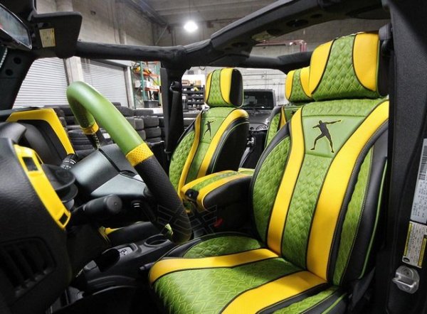 Болт е искал&nbsp;всъдеходът&nbsp;да се отличава с цветовете на Ямайка. Така седалките са персонализирани с ръчно зашита жълта, зелена и черна кожа и вложено лого с&nbsp;емблематичния&nbsp;за него образ с протегнати диагонално ръце, сочещи към небето. Болт регистрира логото преди 12 години, но това лято го патентова с цел да разшири правата за търговска употреба. Целта е този силует да бъде символ на неговата марка. Още нещо специално е поискал Болт за този автомобил &ndash; озвучаването, както и изпускателната система да ръмжи така, че да създава усещането, че пътува толкова бързо, колкото може да бяга.