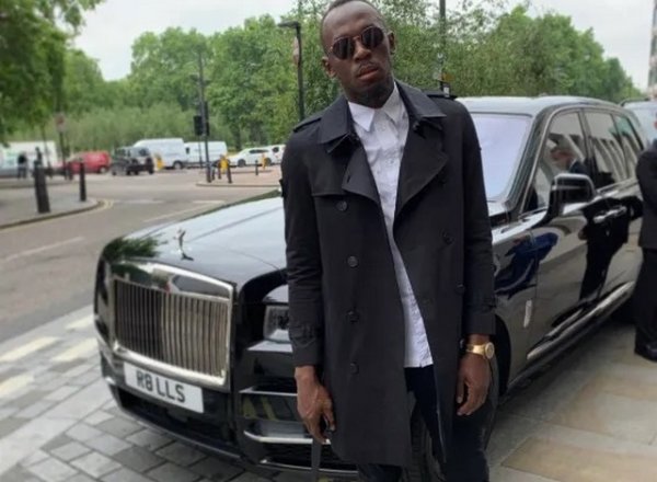 Както подобава на успял човек като&nbsp;Юсеин&nbsp;Болт, той има и Rolls-Royce&nbsp;Cullinan. Автомобилът е с 6,7-литров&nbsp;V12 двигател с двойно турбокомпресор, който произвежда 563 к.с. и струва над $335 000.