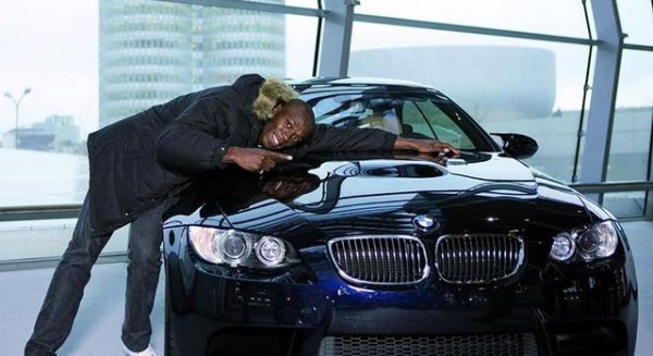 Този автомобил не донесе положителни емоции на&nbsp;Юсеин&nbsp;Болт &ndash; напротив, два пъти катастрофира с такава кола. Тъмносиньото BMW M3 бе подарък от неговия спонсор Puma. През 2009 г. ямайският лекоатлет катастрофира в родината си само след няколко седмици, след като го получи. Тогава Болт се отърва със счупване на кост на петата, но автомобилът бе сериозно повреден.