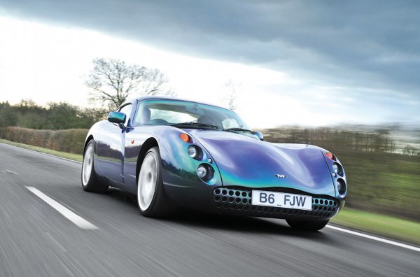 Автомобилите TVR като цяло са прочути със странни решения, но с дръжките на модела Tuscan британците надскочиха дори себе си. Работата е там, че бутоните за отваряне на вратата се намират ... в долната част на корпуса на външните огледала. А обикновени дръжки автомобилът няма. Ако това означава, че вратите на Tuscan трябва да се отварят от огледала, може да се предположи, че някой в Блекпул е пропуснал уроците по физика. И няма никаква логика защо дръжките на вратите - и не само автомобилните, се разполагат възможно най-далеч от пантите.