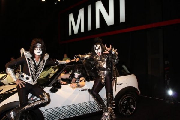 Четири Mini Countryman изрисувани в стила KISS. Създадени са с благотворителна цел за децата на Япония, пострадали от земетресението и последвалото опустошително цунами.