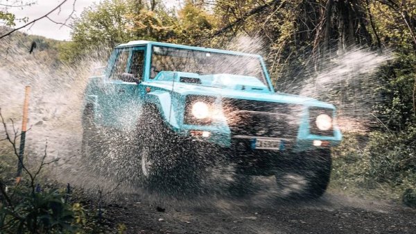 Първият път, когато видите Lamborghini LM002, веднага става ясно откъде идва името &bdquo;Rambo Lambo&ldquo;. Мускулест, скандален и един от най-шумните пикапи, правени някога, LM002 беше ранен участник в сега често срещаното движение на супер SUV-овете и епично упражнение по прекаляване. Този тежащ 3075 кг звяр се задвижваше от атмосферен 5.0-литров V12 от Countach, с шест карбуратора Weber, всички от които се нуждаеха от специална защита за офроуд употреба. 

Избираемата система 4WD включваше три блокируеми диференциала, позволяващи бавни предавки за тежък терен, но LM002 също така беше проектиран да развива 200 км/ч на улицата.

Шасито за този екстра-сложен SUV беше специална тръбна стоманена конструкция, завършена с композитни панели на каросерията. Дори спирачките на оригиналния SUV на Lambo бяха сложни, включващи двойни спирачни апарати за предните дискове. Отзад се използваха старомодни барабанни спирачки, но ако някога сте разглобявали комплект барабани, знаете, че те не са точно проста система. 

Всичко това беше неразделна част от Lamborghini LM002, превозно средство, което изглежда толкова сложно, колкото е в действителност.
