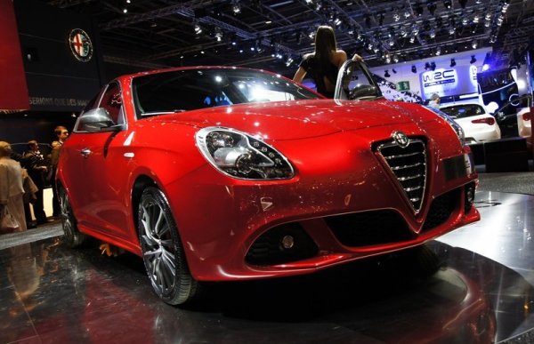 Момичетата на автосалон Париж 2010