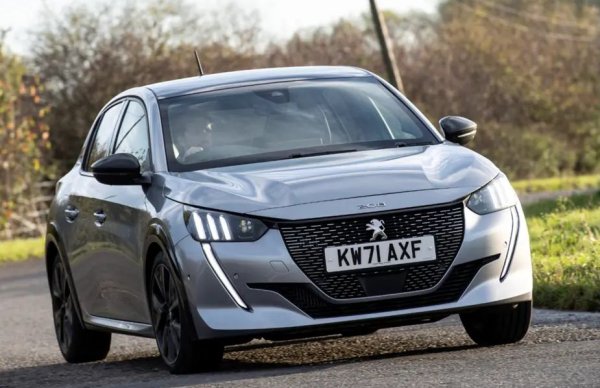 Спрямо 2022 година: -7.3%
През 2022 това бе най-продаваната нова кола на Стария континент, но сега европейците явно леко са охладнели към него - 208 има най-големия спад в продажбите на годишна база сред колите в Топ 20. 
