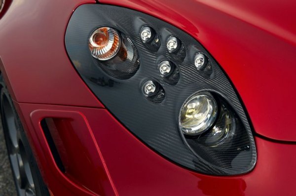 За щастие, при версията Spider на 4C този проблем беше отстранен, а след това вече изглеждащите нормално фарове бяха поставени и купето, което показва, че в Alfa Romeo са разбрали грешката си.