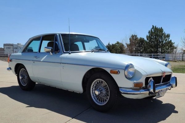 При белезникаво-синия MGB от 1974 година бронята е класическа, което помага за красивия външен вид на автомобила като цяло, а не само в предната част. Решението за поставянето на пластмаса обаче съсипва всичко, върху което дизайнерите на марката са работили толкова усърдно