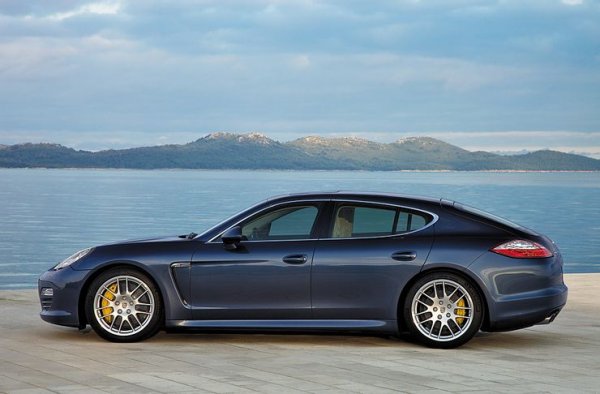 Практичното, мощно и луксозно Porsche Panamera предизвика доста спорове именно заради вида на задната част. Автомобилът изглежда много добре като цяло, а освен това предлага високи технологии, мощни двигатели и страхотен комфорт, което го направи и желан от клиентите.