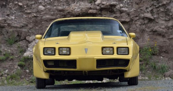 Една от най-важните коли на Pontiac оцеля дори след световната петролна криза, която погуби доста от легендарните американски muscle-car. През 1979 година обаче се появи един автомобил с направо ужасна пред част. На тази снимка се вижда, как изглежда второто поколение на модела след фейслифта. То запазва страхотния стил на каросерията от предишните години, но предната част е ужасна и прави колата да изглежда евтина.