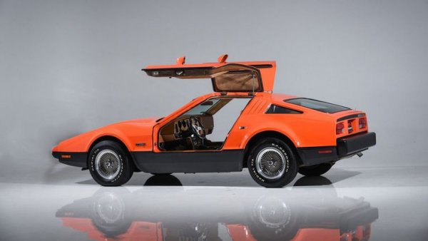 Машината обаче доста недостатъци, като първият е с вратите тип "крила на чайка", които често не се отварят и хората не могат да излязат. Предната и броня пък има за цел да направят колата по-сигурна, тъй като се прибира при сблъсък и така омекотавя удара, но често се оказва, че това не става. Освен това и двете брони са адски грозни.